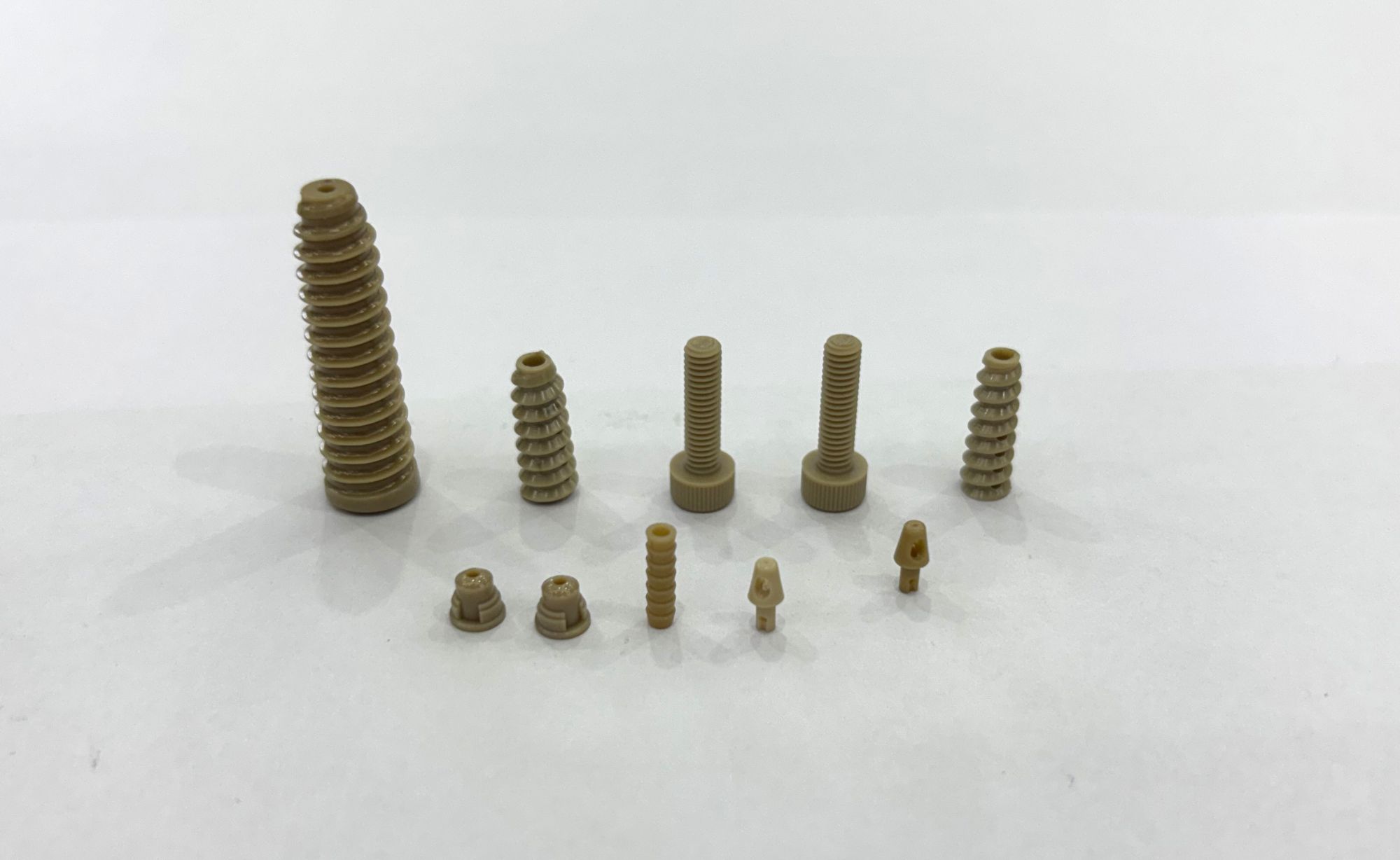 医疗级 PEEK 与 Polycarbonate 洁净注塑：从材料特性到模具收缩率控制